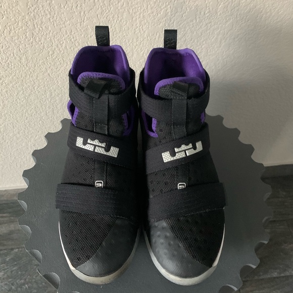 $78🔥Nike LeBron high tops size 6.5Y or 39 - Picture 2 of 7